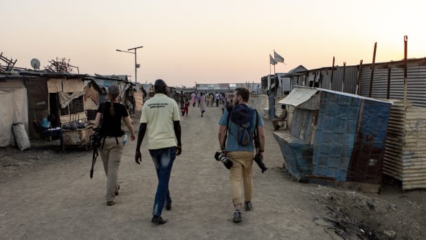 Fixers en stringers achter de oorlogscorrespondent: &lsquo;Hun dood is niet spectaculair&rsquo;